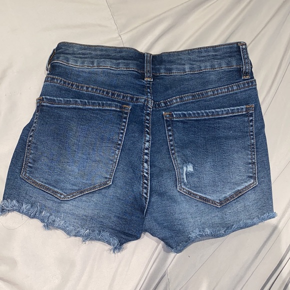 Jean shorts ripped - Picture 2 of 2